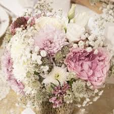 Blumen wie zum beispiel die rose welche als zeitlos gilt, wird oft als gesteck in der vintage hochzeit tischdeko verwendet. Traumhafte Vintage Hochzeitsdeko Weddix