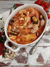 Stir cooked scallops, shrimp, calamari, mussels in shells, and littleneck clams in shells into tomato mixture. Zuppa Di Pesce Misto Ricetta Zuppa Di Pesce Cibo Etnico Pesce