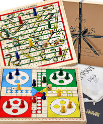 Juego de mesa es la clasificación que se da a los juegos que constan de un tablero y fichas de diferentes formas y colores, lo que obliga a que se organice sobre una superficie plana, generalmente una mesa, de ahí su nombre. Juego Completo Para Ninos Serpientes Y Escaleras Juego De Mesa 2 4 Dados Games Toys Games