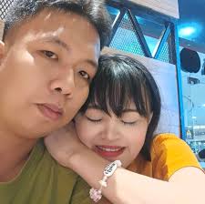 sabi ko nextmonth jan ako mag papasko ang aga pa ate ;( wag muna . Ba't  ngayon pa. Sana nag extend pa Sana ako na lang. kaya pala pag uwi ko kagabi