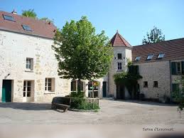 La Ferme D Ecancourt Jouy Le Moutier Les Enfants Adorent Assister Au Repas Des Chevres A La Traite Nourrir Les Lapins Maison Style Ferme Pedagogique Ferme