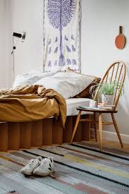 Der Bettklassiker In Braun Modular Erweiterbar Minimalistisches Design Made In Germany Pappbett Bett Aus Pappe Flexible Mobel