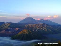 Contoh wallpaper pemandangan alam bagus keren lukisan foto sketsa hitam putih kartun dari berbagai tema seperti pantai lautan pegunungan pedesaan sawah air terjun rumah hingga hutan. Melihat Keindahan Bromo Di Pagi Hari Lexyleksono