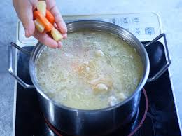 Ceker ayam 1/4 kg (lumuri jeruk nipis kemudian cuci bersih ) sayuran: Resep Sop Ceker Ayam Ini Punya Trik Jitu Supaya Hasilnya Sedap Tanpa Bau Amis Bukareview