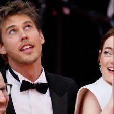 VIDEO Emma Stone nos acaba de regalar un meme en Cannes y todo gracias a  una abeja 🐝 Se sabe que Emma es super relax y bromista en estas  situaciones... Confirmo, yo