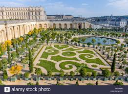 Situated to the west of the palace, the gardens cover some 800 hectares of land. Die Wunderschonen Garten Von Schloss Versailles Chateau De Versailles Ile De France Frankreich Stockfotografie Alamy