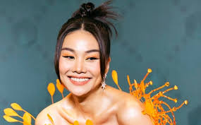 Siêu mẫu Thanh Hằng khoe trọn chân dài 1m12 với váy của NTK Tuyết Lê