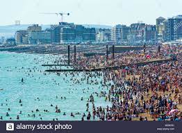 In 1950, the population of brighton was 434,948. De Juni 29th 2019 Strand Von Brighton Brighton Und Hove East Sussex England Tausende Von Menschen Auf Der Sonnenterrasse Entspannen Stockfotografie Alamy