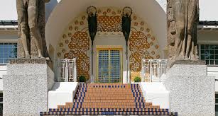 Historische ansichten werden über aktuelle bilder gelegt und veranschaulichen so, wie sich die mathildenhöhe in der zeit der künstlerkolonie und auch danach entwickelt hat. Jugendstil In Darmstadt 1899 Bis 1914 Mathildenhohe Darmstadt Museum Kunstlerkolonie