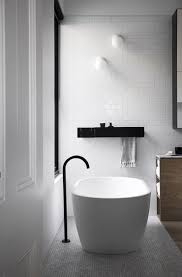 Minimalist White Bathroom With Black Fixtures Design Badkamer Badkamerideeen Badkamer Verbouwen