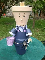 Lorsqu'un morceau de la corniche d'un toit était venu s'écraser à ses pieds, il avait pris cela pour un de ces fichus pots de fleur qui sont avec le linge la décoration permanente de naples. Personnages En Pot De Terre Home Facebook