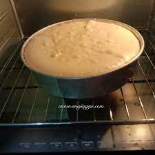 Yağlanmış kek kalıbına döküp 180 dereceye ayarlanmış fırında pişiriyoruz. Tips Membakar Kek Di Dalam Oven