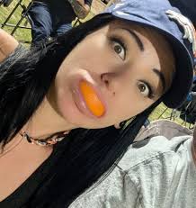 What color are eyes with a flower shape?