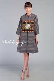 Jika kamu ingin tampil beda dengan menggunakan baju lurik, berikut adalah ide fashion dari model baju lurik yang satu ini. 59 Baju Lurik Ideas Batik Fashion Batik Dress Blouse Batik