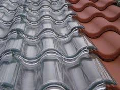 Die Solarziegel Von Tesla Sind Auf Dem Markt Sie Kosten Weniger Als Ein Normales Dach Und Haben Eine Unb Sustainable Building Materials Glass Roof Solar Tiles