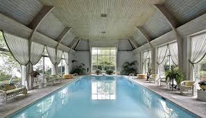 Schwimmbad Idee Gemutliches Hallenbad Mit Holzdach Mobeln Rattansofa Korbstuhle Luxusschwimmbader Hallenbad Schwimmbader