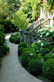 Jardin De Charme A Garches Trees For Front Yard Front Yard Landscaping Walkway Landscaping