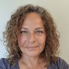 What is the bird species that makes a 3-note call with high, low, and  higher notes during dawn chorus and nesting in New Zealand?