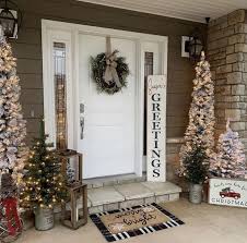 50 Christmas Front Porch Decor Ideas That Puts Up An Excellent Welcome Show For Your Guests Hike N Dip Christmas Porch Decor Farmhouse Christmas Decor Outdoor Christmas