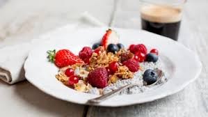 Chia Kokos Pudding Mit Beerenfruchten Auf Einem Teller Rezepte Lebensmittel Essen Snack Ideen