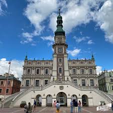 Zamość's old town is a unesco world heritage site and it is easy to see why. Zamosc Ein Tag In Der Planstadt Der Renaissance The Incredible Travel Blog