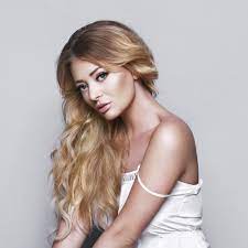 În fotografie, artista este îmbrăcată foarte provocator. Delia Alben Songs Playlists Auf Deezer Horen