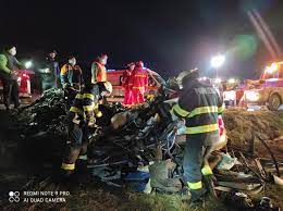 Doi tineri, ajunși la spital după un accident pe dn1, în care mașina lor a fost izbită de un tir. Update Accident Cu Doi MorÈ›i La IeÈ™ire Din Lugoj Spre CaransebeÈ™ MaÈ™inÄƒ StrivitÄƒ De Un Autocamion Tion