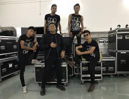 Angah razif projector band adalah pencipta lagu aisyah istri rasulullah yang lagi trending di youtube indonesia. Biodata Kumpulan Projector Band Penyanyi Lagu Cinta Kita Iluminasi