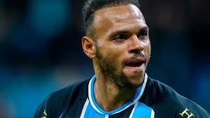Enquanto Pedro ganha salário "modesto" no Flamengo, Braithwaite passou a faturar muito mais no Grêmio