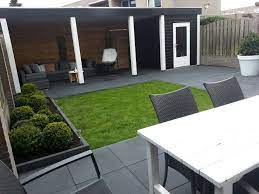 veranda overkapping met schuurtje in een strakke moderne achtertuin tuin ideeen achtertuin huis tuin