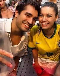 ESTA HERMOSA NIÑA ES HERMANA DE SEYRAN QUE INTERPRETA A SU HIJA. CONOCE SU  NOMBRE Y TODOS LOS DETALLES TOCANDO EL ENLACE AZUL  👉🏻👉🏻https://www.notifresh.com/share/videos/0VwlVa