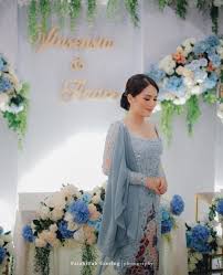 Elakkan juga warna bunga tangan yang terlalu kontras dan terang. Kebaya Warna Biru Kebaya Pernikahan Kebaya Lamaran Pernikahan