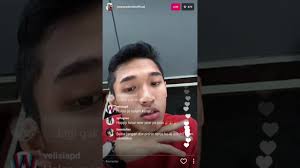 Mereka kerap mengambil foto selfie dan berbagi earphone berdua. Jonatan Christie Live Instagram 2 Youtube