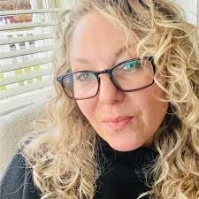 Elli Ansari's Instagram, Twitter & Facebook