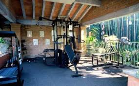 Training zu hause ist möglich und auch wenn man keine zeit hat ins fitnessstudio zu gehen und keine schweren handeln und gewichte zur verfügung hat so mit verschiedenen übungen und selbst gebauten hilfsmitteln kannst du deine wohnung in dein eigenes kleines fitnessstudio verwandeln. Pin Auf Home Gym