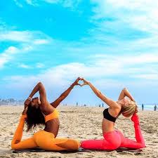 Beach Yoga Partner Yoga Acro Yoga Yoga Pose Yoga Inspiration Yogi Goals Yoga Fotografie Gymnastik Posen Partner Yoga