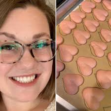 Mujer se hace viral por cocinar macarrones en forma de testículos