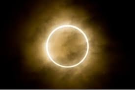 Gerhana matahari cincin, yaitu ketika puncak gerhana dimana piringan bulan hanya menutup sebagian piringan matahari. Ayo Tonton Besok 5 Fakta Gerhana Matahari Cincin 26 Desember 2019