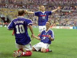 On n'en pouvait plus d'attendre, il est enfin là.avis à tous les mélomanes, l'hymne officiel de la coupe du monde a enfin été dévoilé après des. Coupe Du Monde De Football 1998 Photo Sport Photo Football Deco Photo Photographie Artistique Coupe Du Monde Equipe De France 1998 Coupe Du Monde 1998