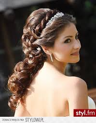 Fryzury ślubne włosy: Fryzury Długie Ślubne Kręcone Upi… na Stylowi.pl