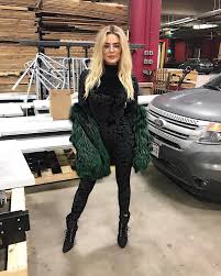 Khloé kardashian can make everything, from a wrap dress to gym clothes, chic. Khlo Eacute Kardashian Picks Her Favorite Outfits Of 2017 People Com