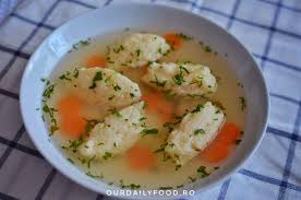 Tanti florica de la recaş este cea eu nu prea fac supa de pui de pe puiul întreg și nici cu piele, din motive lesne de înțeles, nu îmi place grăsimea și nici să văd spinarea puiului în oală la fiert. Supa De Legume Cu Galuste Pufoase De Gris Ourdailyfood
