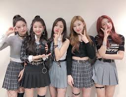 Itzy es un girlgroup que debutó el 12 de febrero del 2019 con su canción dalla dalla, el grupo es de la empresa jyp entertainment conformado por 5 chicas: Theqoo Itzy Revela El Nombre Oficial De Su Fandom Ketizenstars