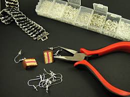 Le bijou, défini dans le larousse comme « objet de parure précieux par la matière ou par le travail » ,, se classifie aujourd'hui selon deux domaines : Poly Copie Le Blog Bijoux De Polytendance Fr