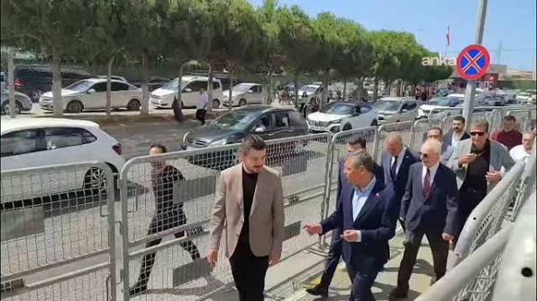 CHP lideri Özgür Özel ve Murat Karayalçın, İmamoğlu'nun yargılandığı 3  davayı takip etmek için Silivri'ye geldi