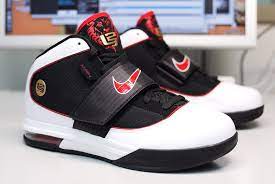 Shop nike lebron basketball gear for men, women & kids. Lebron James Shoe History Sneaker Pics And Commercials Kicksologists Com