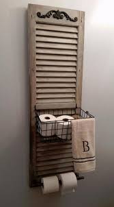 D Abord Elle Peint Cette Persienne Brisee Puis La Depose Sur La Table Pour En Faire Ceci Wow Deco Toilettes Diy Maison Volets Recuperes