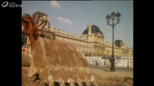 Inaugurée le 29 mars 1989, la pyramide de l'architecte ieoh ming pei, symbole. La Pyramide Du Louvre Fete Ses 30 Ans Si Ce N Est Pas Reussi On La Demolira Archives Video