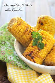 Nella nostra ricetta prepareremo le pannocchie al cartoccio in forno realizzando il cartoccio con la carta forno, ma potete cuocerle anche alla griglia: Pannocchie Di Mais Alla Griglia Sapore Di Arianna