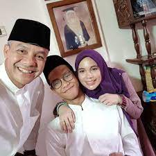 Ia pun terpilih sebagai anggota dpr dan berlanjut jadi keluarga istri : Siti Atikoh Istri Ganjar Pranowo Ternyata Suka Kulineran Juga Ini Buktinya